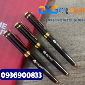 Bút kim loại cao cấp , khoen vàng , màu đen , nắp đẩy in khắc logo