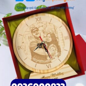 Đồng hồ gỗ để bàn khắc hình theo yêu cầu
