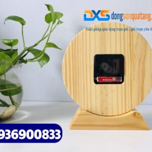 Đồng hồ gỗ để bàn khắc hình theo yêu cầu