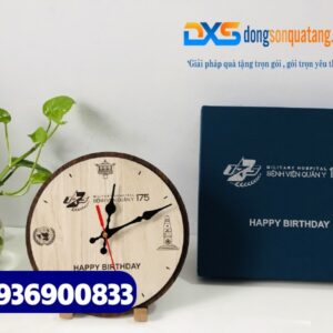 Đồng hồ gỗ để bàn khắc logo BV QUÂN ĐỘI 175