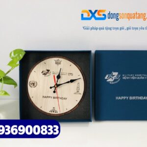Đồng hồ gỗ để bàn khắc logo BV QUÂN Y 175