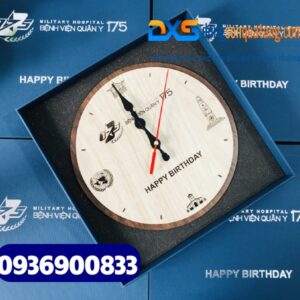 Đồng hồ gỗ để bàn khắc logo BV QUÂN Y 175