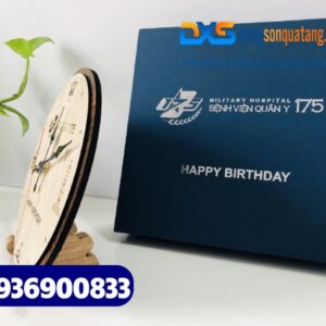 Đồng hồ gỗ để bàn khắc logo BV QUÂN Y 175