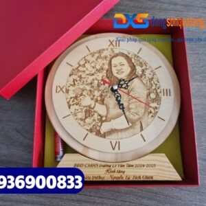 Đồng hồ gỗ để bàn khắc hình ảnh , họa tiết làm quà tặng