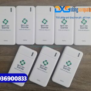 Sạc dự phòng 10000mAh TOTU , màu trắng - in logo Bệnh viện Sante