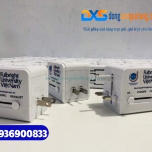 Adapter du lịch in logo Đại học Fulbright Việt Nam