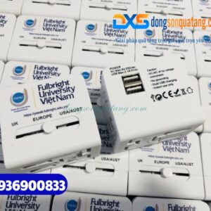 Adapter du lịch in logo Đại học Fulbright Việt Nam