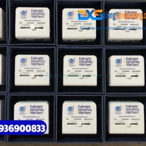 Adapter du lịch in logo Đại học Fulbright Việt Nam