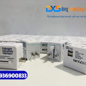 Adapter du lịch in logo Đại học Fulbright Việt Nam