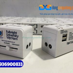 Adapter du lịch in logo Đại học Fulbright Việt Nam