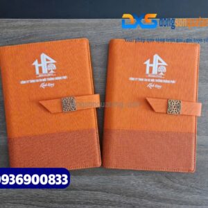 Sổ tay bìa còng da phối 2 màu cam , có khóa cài nam châm - In logo Công Ty Hoàng Phát
