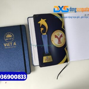 Sổ Tay Dán Gáy A5 Gập 2, Kẹp Dây Thun Màu Xanh - Ép Kim Vàng Logo Cao Cấp Cho Khách Hàng Công Ty Nệm Việt Á