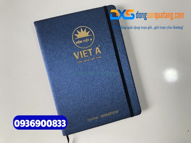 Sổ Tay Dán Gáy A5 Gập 2, Kẹp Dây Thun Màu Xanh - Ép Kim Vàng Logo Cao Cấp Cho Khách Hàng Công Ty Nệm Việt Á Sổ Tay Dán Gáy A5 Gập 2, Kẹp Dây Thun Màu Xanh - Ép Kim Vàng Logo Cao Cấp Cho Khách Hàng Công Ty Nệm Việt Á