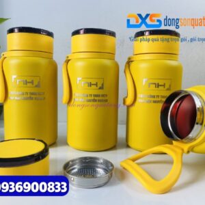 Bình giữ nhiệt 1000ml Màu vàng Có quai xách Khắc logo Công ty May mặc NGUYỄN HOÀNG