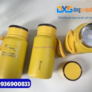Bình giữ nhiệt 1000ml Màu vàng Có quai xách Khắc logo Công ty May mặc NGUYỄN HOÀNG