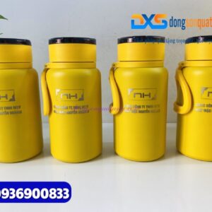 Bình giữ nhiệt 1000ml Màu vàng Có quai xách Khắc logo Công ty May mặc NGUYỄN HOÀNG