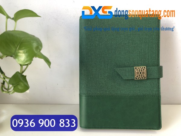 SDX 006 - Sổ Còng Bìa Da In Logo A5 Màu Xanh Lá Có Khóa Cài Nam Châm Gập 2 SDX 006 - Sổ Còng Bìa Da In Logo A5 Màu Xanh Lá Có Khóa Cài Nam Châm Gập 2