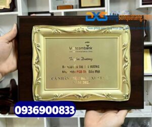 Bảng vinh danh cá nhân xuất khung gỗ , mạ vàng , in tên slogan Công Ty