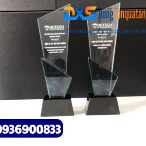 Cúp pha lê phối 2 màu in logo trường ĐH HUTECH