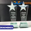Cúp pha lê hình trụ gắn hình ngôi sao in logo Công Ty