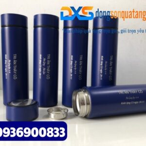 Bình giữ nhiệt màu xanh in khắc tên và nội dung làm quà tặng thầy giáo