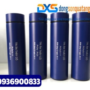 Bình giữ nhiệt màu xanh in khắc tên và nội dung làm quà tặng thầy giáo