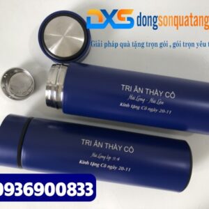 Bình giữ nhiệt màu xanh in khắc tên và nội dung làm quà tặng thầy giáo