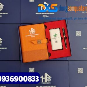 Set quà tặng Công Nghệ 3 sản phẩm ( Pin sạc dự phòng Hoco + Bút ký cao cấp + Sổ tay da bìa còng ) In ấn logo làm quà tặng nhận viên