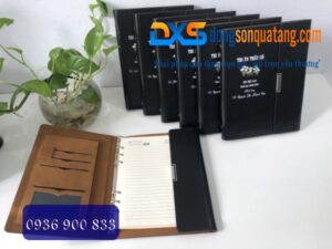 Sổ Da Còng A5 Màu Đen In Logo Tập Thể 12A7 Tri Ân Thầy Cô