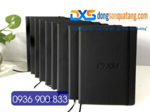Sổ Da Dán Gáy A5 Kẹp Chun Màu Đen In Logo Thương Hiệu XM