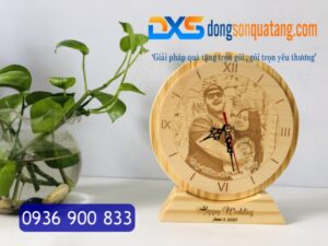 Quà Tặng Người Yêu 14/2 - Đồng Hồ Gỗ Để Bàn Khắc Hình Ảnh Cặp Đôi