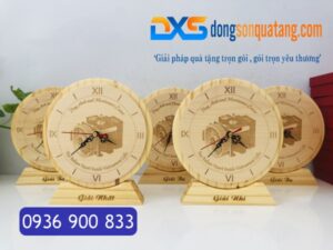 Quà Tặng Người Yêu 14/2 - Đồng Hồ Gỗ Để Bàn Khắc Hình Ảnh Theo Yêu Cầu