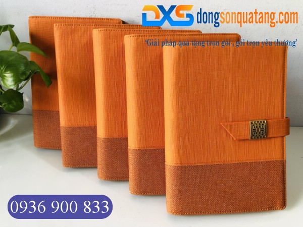 SDX 015 - Sổ Tay Da Bìa Còng Pu In Logo Doanh Nghiệp Màu Cam A5 Khóa Cài Nam Châm Gập 2 SDX 015 - Sổ Tay Da Bìa Còng Pu In Logo Doanh Nghiệp Màu Cam A5 Khóa Cài Nam Châm Gập 2