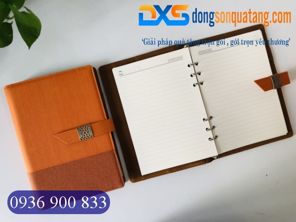 SDX 015 - Sổ Tay Da Bìa Còng Pu In Logo Doanh Nghiệp Màu Cam A5 Khóa Cài Nam Châm Gập 2 SDX 015 - Sổ Tay Da Bìa Còng Pu In Logo Doanh Nghiệp Màu Cam A5 Khóa Cài Nam Châm Gập 2