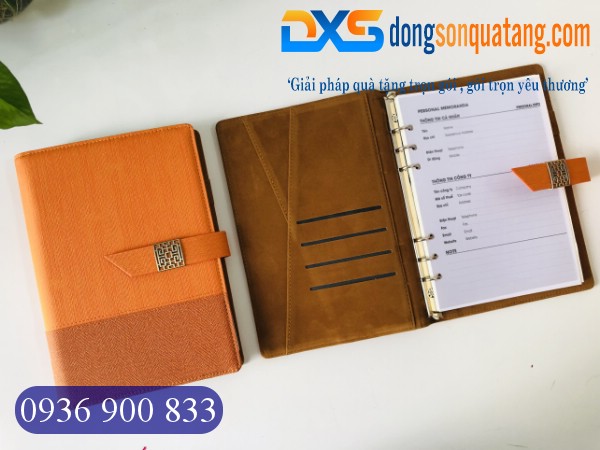 SDX 015 - Sổ Tay Da Bìa Còng Pu In Logo Doanh Nghiệp Màu Cam A5 Khóa Cài Nam Châm Gập 2 SDX 015 - Sổ Tay Da Bìa Còng Pu In Logo Doanh Nghiệp Màu Cam A5 Khóa Cài Nam Châm Gập 2