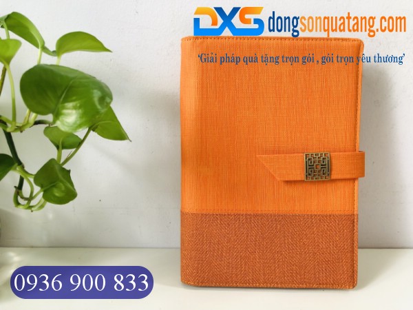 SDX 015 - Sổ Tay Da Bìa Còng Pu In Logo Doanh Nghiệp Màu Cam A5 Khóa Cài Nam Châm Gập 2 SDX 015 - Sổ Tay Da Bìa Còng Pu In Logo Doanh Nghiệp Màu Cam A5 Khóa Cài Nam Châm Gập 2