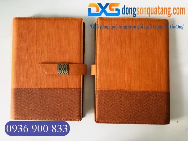 SDX 015 - Sổ Tay Da Bìa Còng Pu In Logo Doanh Nghiệp Màu Cam A5 Khóa Cài Nam Châm Gập 2 SDX 015 - Sổ Tay Da Bìa Còng Pu In Logo Doanh Nghiệp Màu Cam A5 Khóa Cài Nam Châm Gập 2
