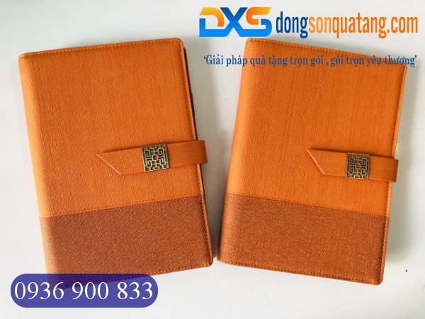 SDX 015 - Sổ Tay Da Bìa Còng Pu In Logo Doanh Nghiệp Màu Cam A5 Khóa Cài Nam Châm Gập 2 SDX 015 - Sổ Tay Da Bìa Còng Pu In Logo Doanh Nghiệp Màu Cam A5 Khóa Cài Nam Châm Gập 2